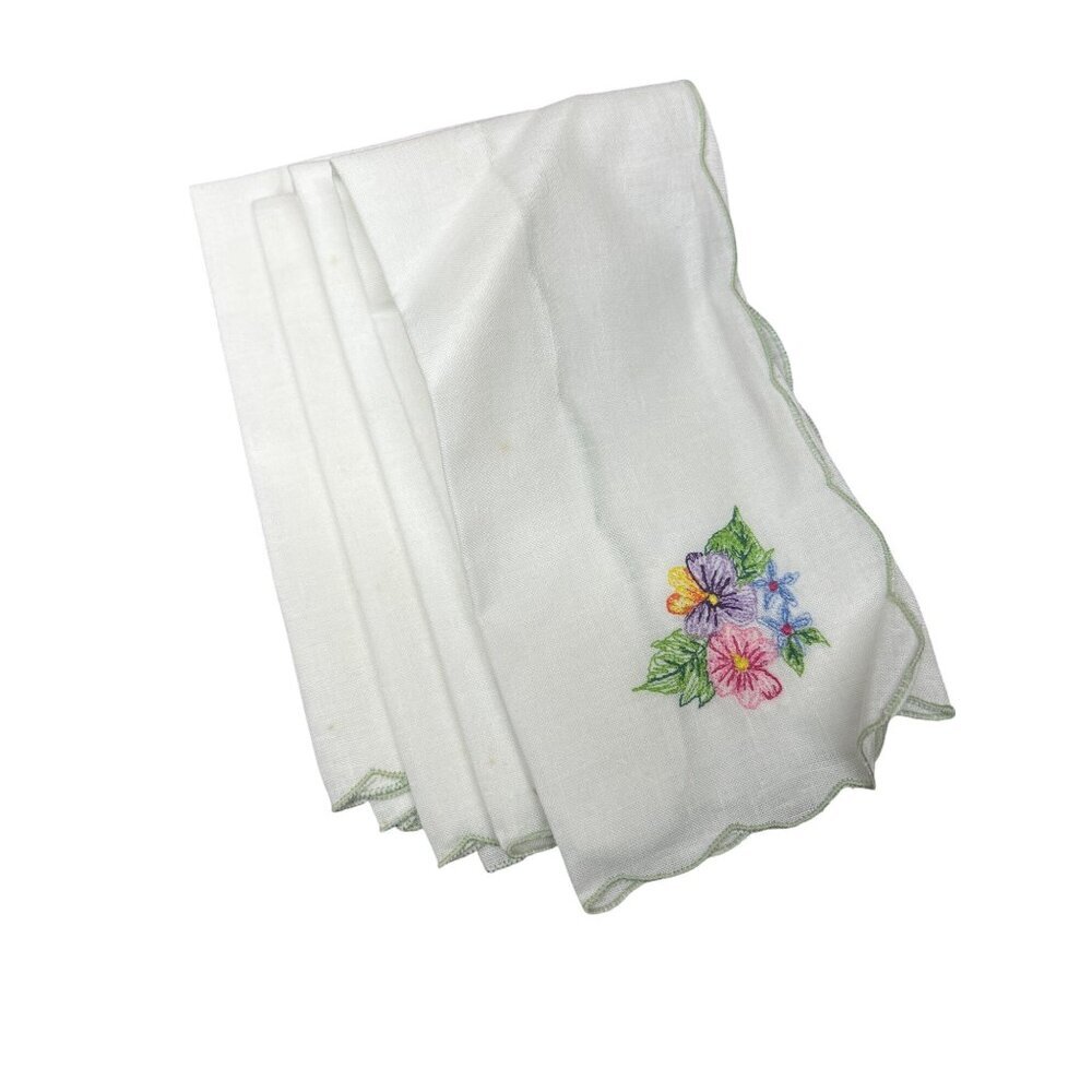 Set Of 4 Embroidered Floral Linen Napkins With Scalloped Edges 55% Ramie 45% Cot